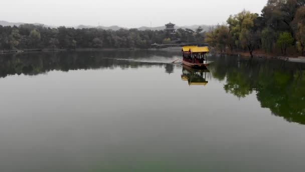 Veduta Aerea Della Vecchia Barca Cinese Sul Lago All Interno — Video Stock