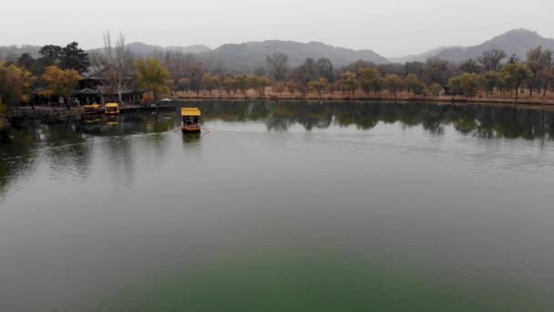 Luftaufnahme Eines Alten Chinesischen Bootes Auf Dem See Kaiserlichen Sommerpalast — Stockvideo