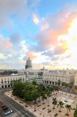 Ulusal Capitol Binası (El Capitolio) ve eski Havana, Küba gün batımında merkezi park 