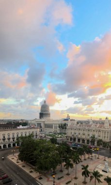 Ulusal Capitol Binası (El Capitolio) ve eski Havana, Küba gün batımında merkezi park 