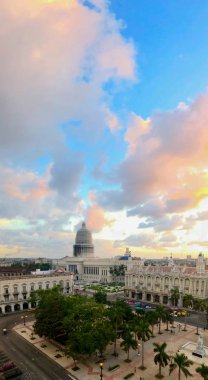 Ulusal Capitol Binası (El Capitolio) ve eski Havana, Küba gün batımında merkezi park 