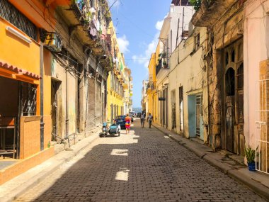 Havana renkli eski bina ile sokak sahnesi. Eski Havana, Küba'da insanlar, araba ve yaşlı binalar ile Kentsel sahne. 
