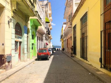 Havana renkli eski bina ile sokak sahnesi. Eski Havana, Küba'da insanlar, araba ve yaşlı binalar ile Kentsel sahne. 