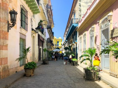 Havana renkli eski bina ile sokak sahnesi. Eski Havana, Küba'da insanlar ve yaşlı binalar ile kentsel sahne. 