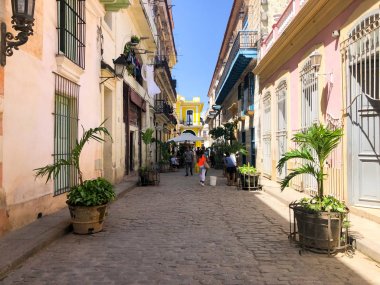 Havana renkli eski bina ile sokak sahnesi. Eski Havana, Küba'da insanlar ve yaşlı binalar ile kentsel sahne. 