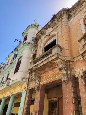 Eski Havana, Küba'da renkli eski bina. 