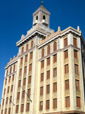 Plaza de San Francisco, Eski Havana, Küba. Bina Lonja, eski borsa, şimdi birçok medya kuruluşlarına ev sahipliği yapmaktadır. Havana, Küba. 