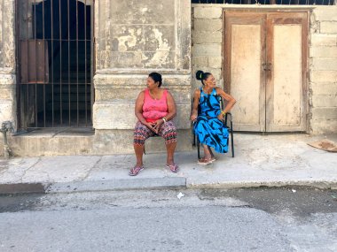 Havana'da insanların gün boyunca çalışıp ürpertisi ile tipik bir sokak hayatı. sohbet ve gülme. Eski Havana, Küba. 