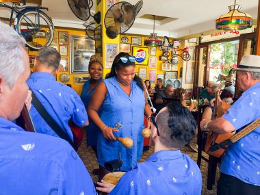 Eski Havana'daki restoranda geleneksel Küba müziği çalan müzisyenler. Küba müziği ve kültürü her yıl 2 milyondan fazla turist çekiyor. Havana, Küba 