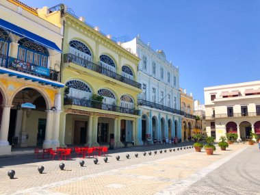 Eski Square Plaza Vieja La Habana eski bölümünde Xvii, Xviii ve Xix yüzyıllardan sömürge binaları ile çevrilidir. Küba. 