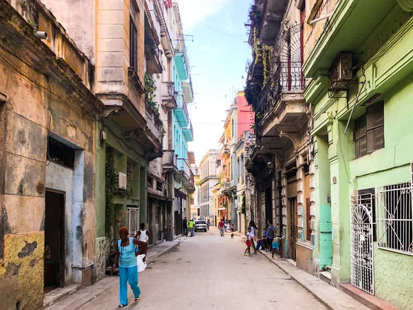 Уличная Сцена Красочным Старым Зданием Гаване Городская Сцена Людьми Старыми — стоковое фото