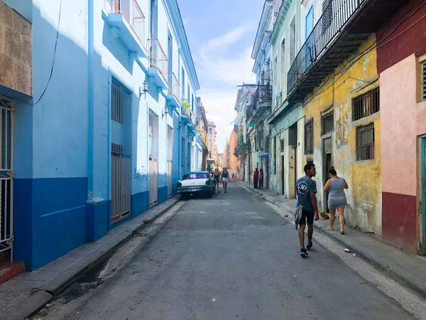 Вулична Сцена Барвистими Старої Будівлі Гавані Міські Сцени Людьми Автомобілем — стокове фото
