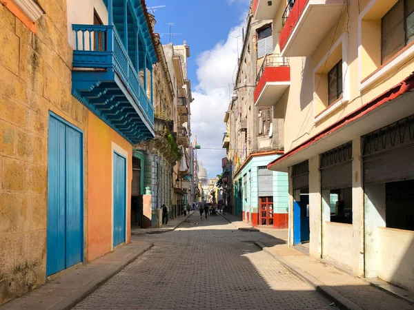 Уличная Сцена Красочным Старым Зданием Гаване Городская Сцена Людьми Старыми — стоковое фото