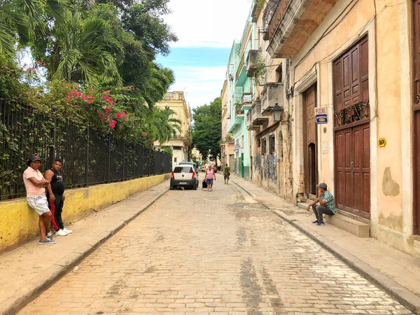 Уличная Сцена Красочным Старым Зданием Гаване Городская Сцена Людьми Машинами — стоковое фото