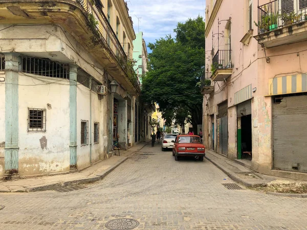ハバナのカラフルな古い建物とストリートシーン キューバの旧ハバナで人 老人の建物を持つ都市のシーン — ストック写真