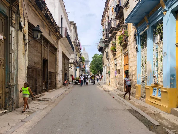 Havana renkli eski bina ile sokak sahnesi. Eski Havana, Küba'da insanlar ve yaşlı binalar ile kentsel sahne. 