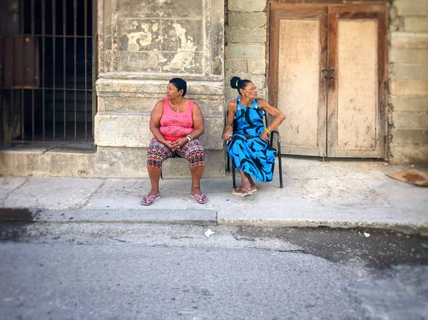Havana'da insanların gün boyunca çalışıp ürpertisi ile tipik bir sokak hayatı. sohbet ve gülme. Eski Havana, Küba. 