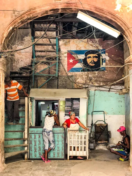 Вход Дом Маленьким Магазинчиком Кубинским Флагом Портретом Гевары Написанным Потрепанной — стоковое фото