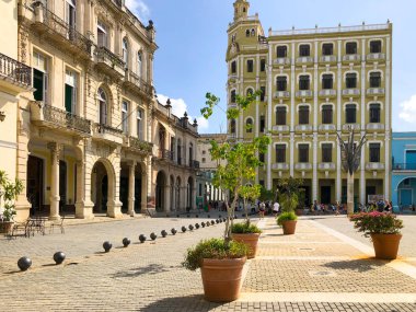 Eski Square Plaza Vieja La Habana eski bölümünde Xvii, Xviii ve Xix yüzyıllardan sömürge binaları ile çevrilidir. Küba. 