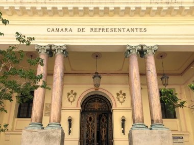 Eski Havana tipik eski sömürge İspanyol mimarisi cephe binası, Küba 