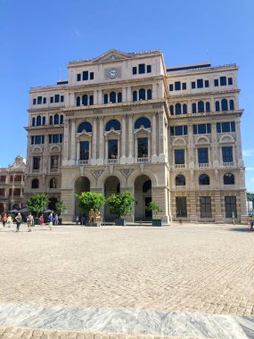 Plaza de San Francisco, Eski Havana, Küba. Bina Lonja, eski borsa, şimdi birçok medya kuruluşlarına ev sahipliği yapmaktadır. Havana, Küba. 