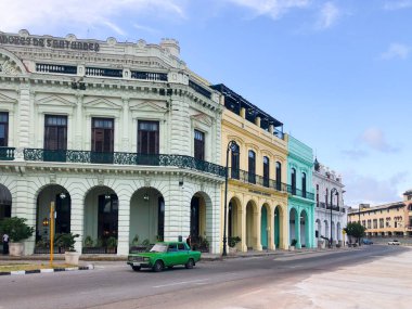 Havana renkli ve eski bina ile sokak sahnesi. Eski Havana'da insanlar ve yaşlı binalar ile kentsel sahne. Küba 