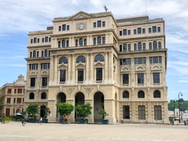 Plaza de San Francisco, Eski Havana, Küba. Bina Lonja, eski borsa, şimdi birçok medya kuruluşlarına ev sahipliği yapmaktadır. Havana, Küba. 