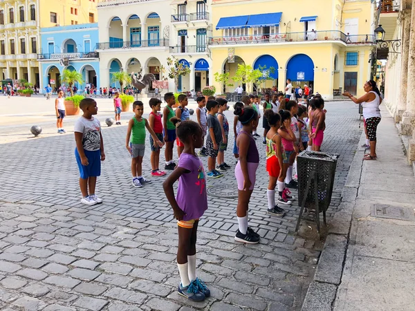 Estudiantes Practicando Ejercicio Matutino Escuchando Profesor Plaza Vieja Habana Cuba —  Fotos de Stock