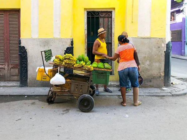 Vendedor Ambulante Fruta Las Calles Habana Cuba Vendedor Cubano Fruta —  Fotos de Stock