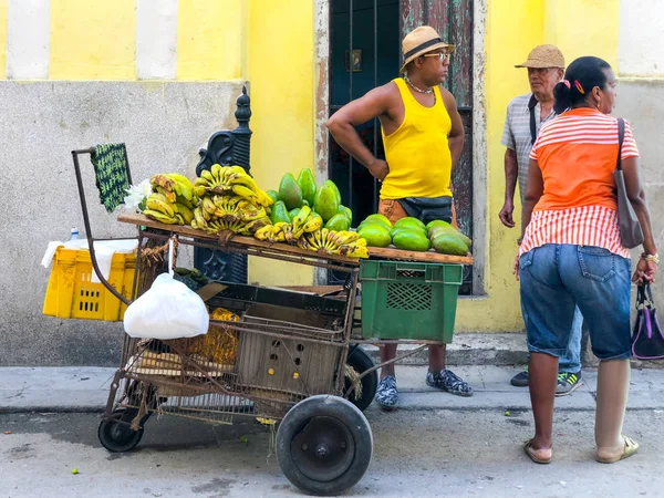 아바나 쿠바의 거리에서 과일의 오래된 하바나 거리에서 현지에 판매하는 — 스톡 사진