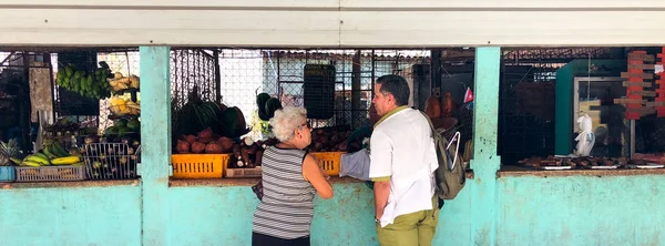 Los Cubanos Compran Verduras Frutas Una Pequeña Tienda Habana Vieja — Foto de Stock