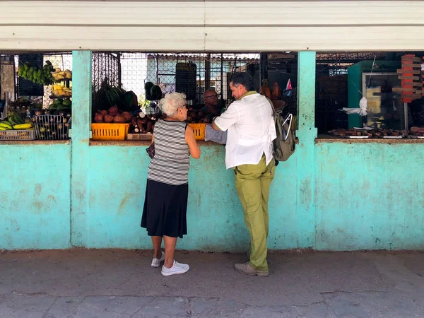 Los Cubanos Compran Verduras Frutas Una Pequeña Tienda Habana Vieja — Foto de Stock