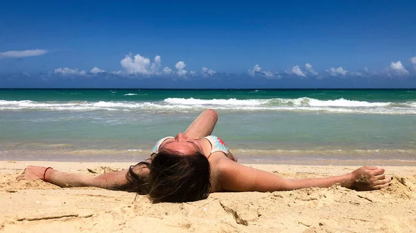 Mulher Bonita Deitado Uma Praia Areia Branca Férias Banhos Sol — Fotografia de Stock
