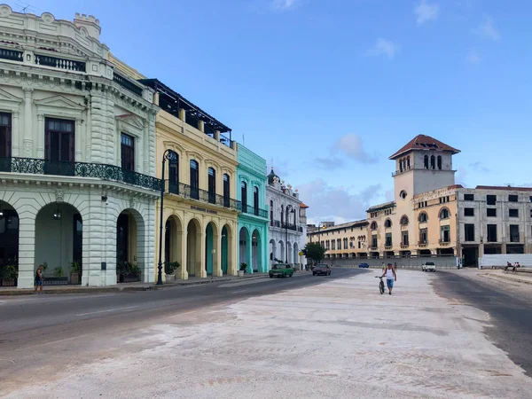 Escena Callejera Con Edificio Colorido Antiguo Habana Escena Urbana Con —  Fotos de Stock