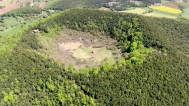 Santa Margarida Yanardağı Garrotxa, Katalonya, Ispanya Comarca içinde tükenmiş bir yanardağ olduğunu. Yanardağ 2 km ve Garrotxa Volkanik Zone Natural Park 682 metre yükseklikte bir çevre vardır
