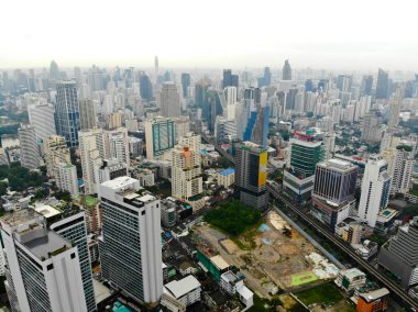 dji camerabangkok Metropolis, Tayland'ın en büyük şehri üzerinde havadan görünümü tarafından düzenlendi. Sukhumvit caddesinden Bangkok silueti. Bangkok silueti ve gökdelen havadan görünümü. Tayland