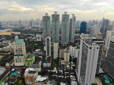 Bangkok Metropolis, Tayland'ın en büyük şehri üzerinde havadan görünümü. Sukhumvit caddesinden Bangkok silueti. Bangkok silueti ve gökdelen havadan görünümü. Tayland