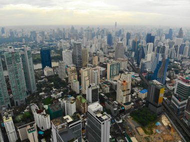 Bangkok Metropolis, Tayland'ın en büyük şehri üzerinde havadan görünümü. Sukhumvit caddesinden Bangkok silueti. Bangkok silueti ve gökdelen havadan görünümü. Tayland