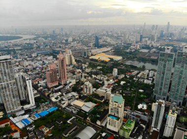 Bangkok Metropolis, Tayland'ın en büyük şehri üzerinde havadan görünümü. Sukhumvit caddesinden Bangkok silueti. Bangkok silueti ve gökdelen havadan görünümü. Tayland
