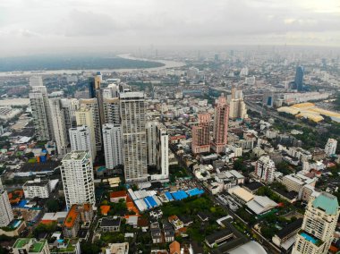 Bangkok Metropolis, Tayland'ın en büyük şehri üzerinde havadan görünümü. Sukhumvit caddesinden Bangkok silueti. Bangkok silueti ve gökdelen havadan görünümü. Tayland