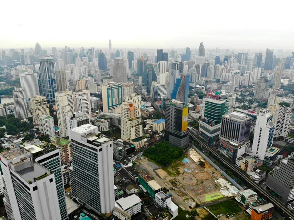 Djiカメラバンコクメトロポリス タイ最大の都市の上空ビューによって作成されました スクンビット通りからバンコクのスカイライン バンコクのスカイラインと超高層ビルの航空写真 — ストック写真