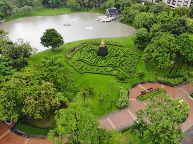 Havadan görünümü Benchasiri Park sonraki Sukhumvit sokak, Bangkok, Tayland. Bangkok Benchasiri Park'ın arka planda küçük göl ve gökdelenle havadan görünümü.