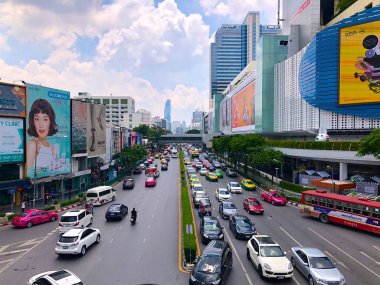 Sukhumvit yolu, iş alanı, Bangkok trafik. Bts sky train'den görünüm, ofis saatinden önce trafik. Asya mega şehirler karmaşık trafik. Bangkok, Tayland, 