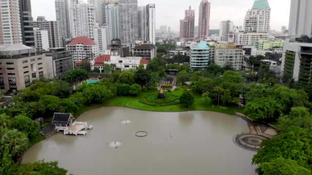 Bovenaanzicht Benchasiri Park Next Sukhumvit Street Bangkok Thailand Luchtfoto Van — Stockvideo