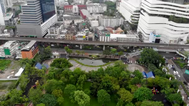 曼谷市拥有建筑和空中火车交通的现代城市鸟瞰图 地铁在曼谷市中心 纳纳站移动 生活之城 — 图库视频影像