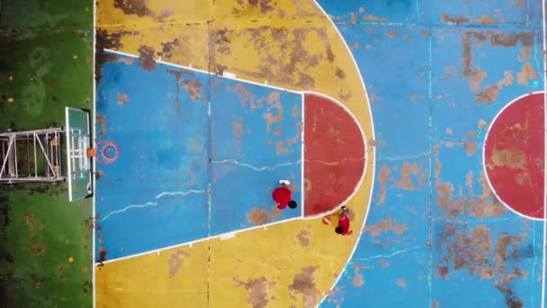 Veduta Aerea Del Campo Basket Con Giocatori Nel Parco Pubblico — Video Stock