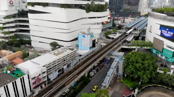 バンコクの街で建物や空の列車の交通機関と近代的な都市の航空写真 バンコクのダウンタウン ナナ駅に移動する地下鉄 バンコク 生命の街 — ストック動画