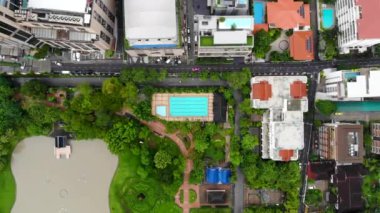 Havadan görünümü Benchasiri Park sonraki Sukhumvit sokak, Bangkok, Tayland. Bangkok Benchasiri Park'ın arka planda küçük göl ve gökdelenle havadan görünümü.