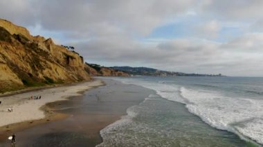 Sarı kumtaşı kayalıklar ve dalgalar gün batımı sırasında plaj acele ile Pasifik kıyı şeridihavadan görünümü. Black Beach, Torrey Pines State Natural Reserve, San Diego, Kaliforniya, Amerika Birleşik Devletleri