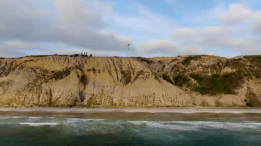 Sarı kumtaşı kayalıklar ve dalgalar gün batımı sırasında plaj acele ile Pasifik kıyı şeridihavadan görünümü. Black Beach, Torrey Pines State Natural Reserve, San Diego, Kaliforniya, Amerika Birleşik Devletleri
